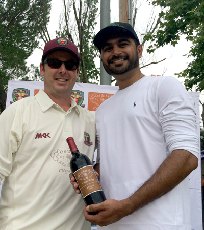 •NVCC club captain Rob Bolch (L) presents the Clos du Val Man of the Match award to Ishan Patel of the Sonoma Gullies.