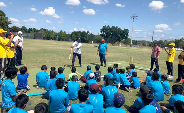 shivnarine chanderpaul with kids from tampa cricket league