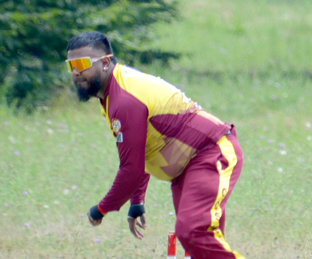 Towgeshwar Thakoordeen bowling