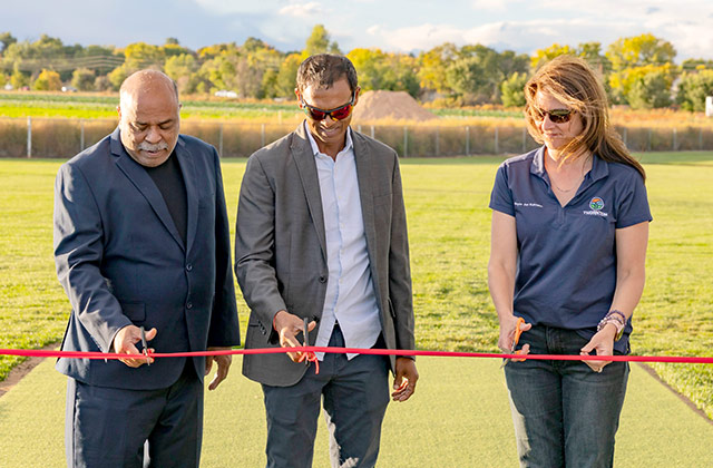 Jatin Patel, Shivnarine Chanderpaul, and Mayor Jan Kulmann,